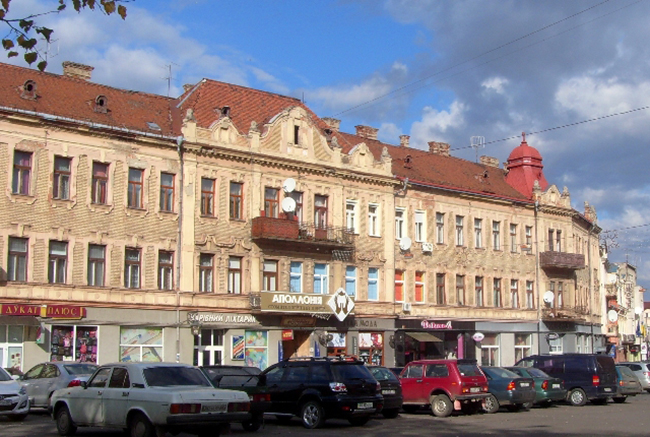 Uzhgorod: Uzhhorod là một thành phố tuyệt vời ở khu vực phía tây của Ukraine nằm trên biên giới của Slovakia. Thành phố sôi động với số lượng đáng kể người Romania và Hungary này là một trong những điểm thu hút nhiều du khách nhất ở Ukraine. Hãy khám phá Lâu đài Uzhhorod và ghé thăm Nhà thờ Công giáo Hy Lạp có từ thế kỷ 17.