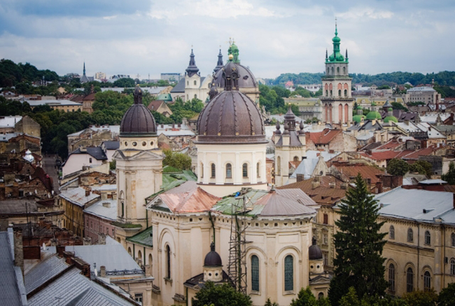 Lviv: Lviv nằm ở khu vực phía tây của Ukraine, thành phố này nổi tiếng thế giới với trung tâm lịch sử với các công trình kiến trúc và di tích cổ ngoạn mục hầu hết được xây dựng vào thế kỷ 13. Bạn cũng đừng quên ghé thăm Phòng trưng bày Nghệ thuật Quốc gia Lviv bao gồm khoảng 50.000 tác phẩm nghệ thuật tuyệt vời.