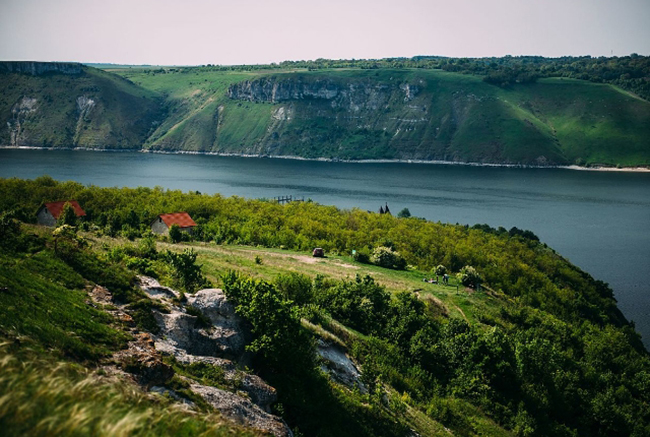 Bakota: Khám phá làng Bakota thực sự là một khu định cư ngập nước ở Vùng Podillia của Ukraine. Nơi đây có tu viện hang động nổi tiếng xuất hiện từ thế kỷ 12 được xây dựng bởi các tu sĩ.