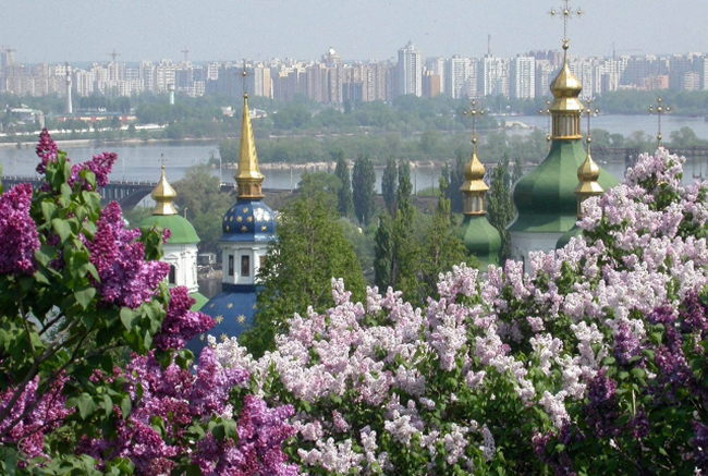 Kiev: Kiev là thủ đô của Ukraine và là một trong những điểm du lịch hàng đầu và mang phong cách kiến trúc hiện đại ấn tượng. Đừng bỏ lỡ việc ghé thăm hai khu vườn thực vật với hệ thực vật vô cùng ngoạn mục và nhớ tham quan Nhà thờ Saint Sophia.