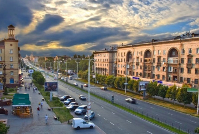 Zaporizhia: Thành phố này nổi tiếng với những hòn đảo cổ kính toàn cảnh, nhất là hòn đảo chính Khortytsia nằm ở trung tâm của thành phố. Nơi đây có công viên quốc gia xinh đẹp, những con đường mòn đi bộ đường dài thú vị và hệ thực vật độc đáo cùng địa hình ngoạn mục.