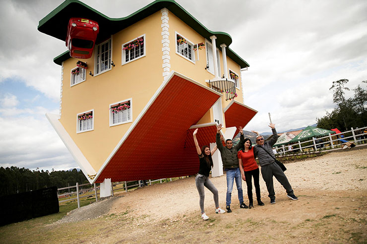 1. Ngôi nhà 2 tầng lộn ngược này được xây dựng ở thị trấn Guatavita, Colombia, cách thủ đô Bogota không xa.