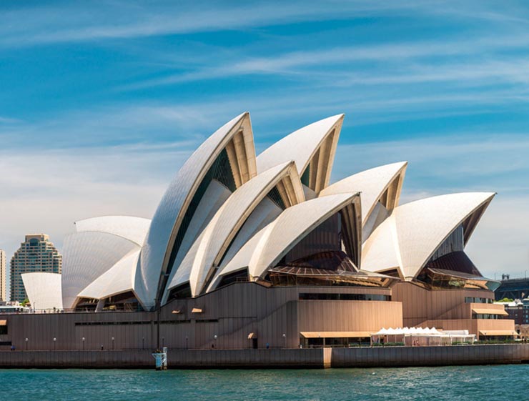 10. Nhà hát Opera Sydney, Australia hay còn được gọi là Nhà hát Con Sò, nổi tiếng với kiến trúc độc đáo, tọa lạc ngay tại bến cảng Sydney nổi tiếng sầm uất.