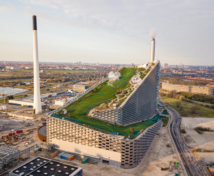 13. CopenHill, Copenhagen, Đan Mạch là một nhà máy kết hợp nhiệt và điện, biến chất thải thành năng lượng. Vị trí của nơi này nổi bật với tầm nhìn ra hướng trung tâm thành phố.