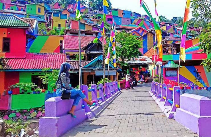 Hiện nay, ngày càng có nhiều người tìm đến làng Kampung Pelangi để du lịch, góp phần cải thiện đáng kể đời sống của người dân nơi đây.