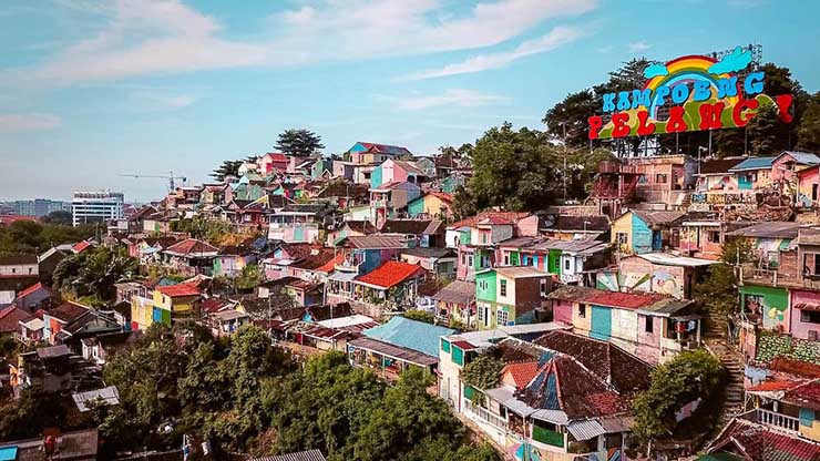 Kampung Pelangi trong tiếng địa phương có nghĩa là "nơi có màu của hoa diên vĩ", ngay lập tức đổi thành biệt danh "làng cầu vồng".