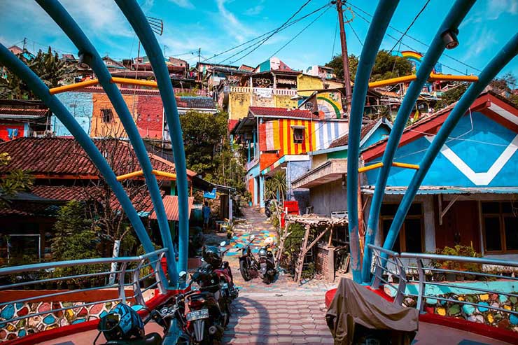 Người dân trong ngôi làng đã hợp sức với nhau cùng thay đổi diện mạo của ngôi nhà mình đang ở. Chính phủ cũng đã tài trợ 20.000 đô la (500 triệu đồng).