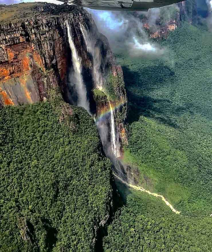 10. Cách duy nhất để nhìn thấy thác nước này và đến đây là dùng máy bay trực thăng, hoặc tham gia một chuyến du ngoạn kéo dài 2 ngày.