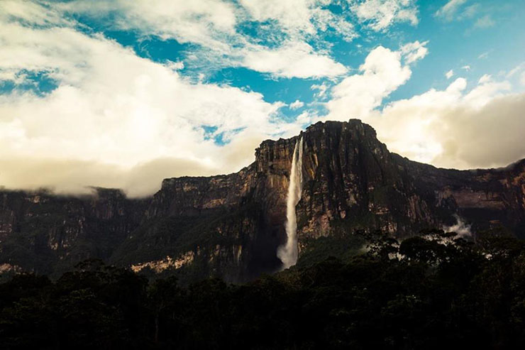 12. Thời điểm tốt nhất để thưởng thức sự hùng vĩ của thác Salto Angel là từ tháng 6 đến tháng 12.