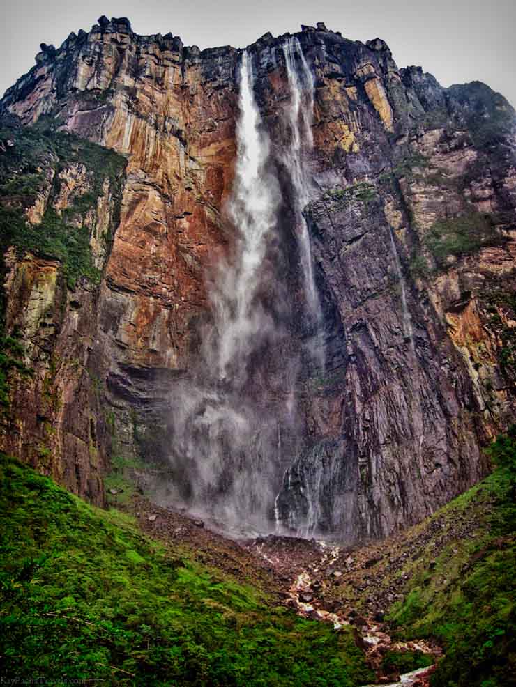 8. Salto Angel tọa lạc ở một khu vực không có kết nối đường bộ với thế giới bên ngoài, khiến nó trở thành một trong những nơi khó tiếp cận nhất.