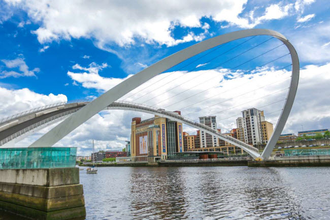 Cầu thiên niên kỷ Gateshead, Anh: Đây là cây cầu duy nhất trên thế giới có thể di chuyển nghiêng. Công trình được vận hành bởi các mô tơ điện có công suất tương đương 8 chiếc ô tô Ford Focus và sử dụng khối lượng thép tương 64 chiếc xe bus hai tầng.