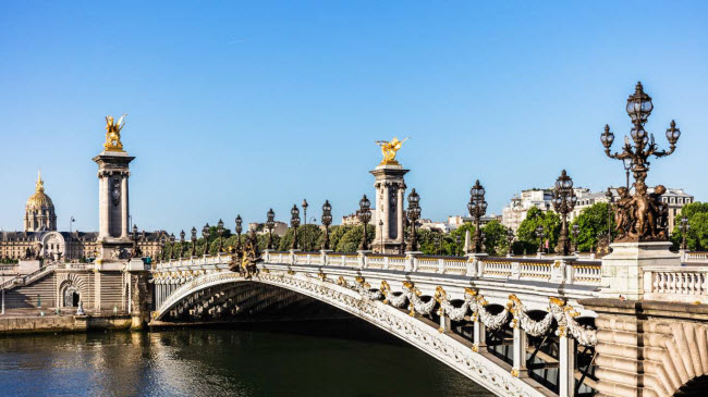 Cầu Pont Alexandre III, Pháp: Cây cầu được xây dựng để phục vụ cho hội chợ quốc tế Exposition Universelle ở thành phố Paris vào năm 1900. Ngày nay, nó trở thành một trong những địa điểm du lịch hấp dẫn nhất ở thành phố, bởi vì nơi đây giống như một bảo tàng mở với nhiều bức tượng đẹp.