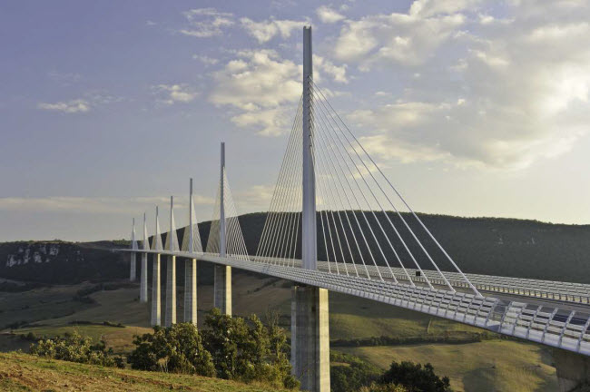 Cầu Millau Viaduct, Pháp: Gần 600 công nhân làm việc suốt 3 năm mới hoàn thành cây cầu Millau Viaduct, kết nối thành phố Clermont-Ferrand với thị trấn Béziers. Công trình gây ấn tượng với thiết kế hiện đại.