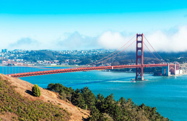 Cầu Cổng Vàng, Mỹ: Cây cầu ở thành phố San Francisco nổi bật với màu cam đỏ và thiết kế cổ điển mang đậm phong cách Mỹ. Hai trụ chính của cầu cao 227m giúp công trình chịu được trọng tải của gần 40 triệu phương tiện mỗi năm.