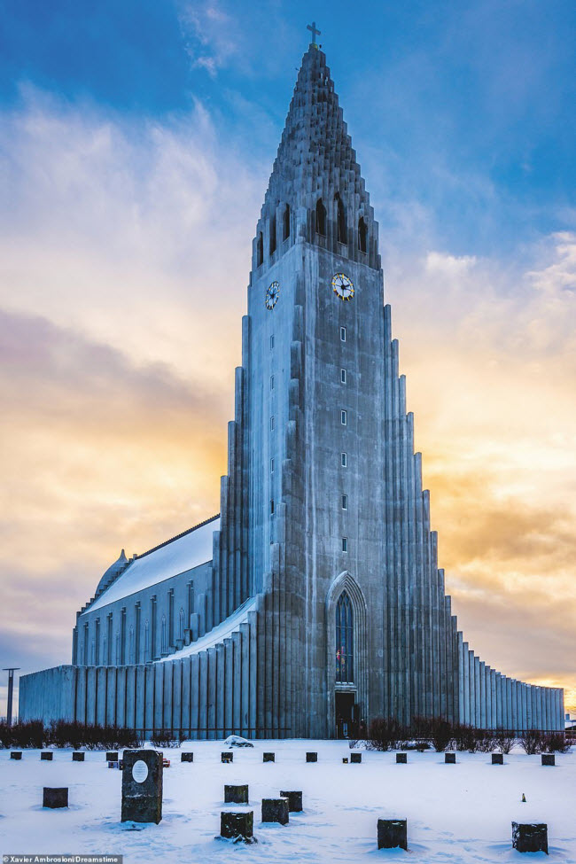 Nhà thờ Hallgrímskirkja, Iceland: Nhà thờ này được hoàn thành vào năm 1986 với chiều cao 75m ở thành phố Reykjavík. Nó có hình dạng giống như một ngọn núi với bề mặt như bị xói mòn.