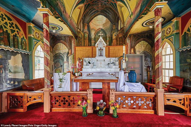 Nhà thờ St Benedict's, Hawaii: Nhà thờ trên đảo Honaunau gây ấn tượng với nội thất được trang trí theo lối vẽ tranh trên tường độc đáo.