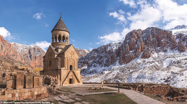 Tu viện Noravank, Armenia: Nằm trên dãy núi phía nam hồ Sevan, tu viện Noravank có niên đại từ thế kỷ thứ 14. Công trình được xây dựng từ những tảng đá lấy ngay tại thung lũng, khiến nó trông rất hài hòa với phong cảnh xung quanh.