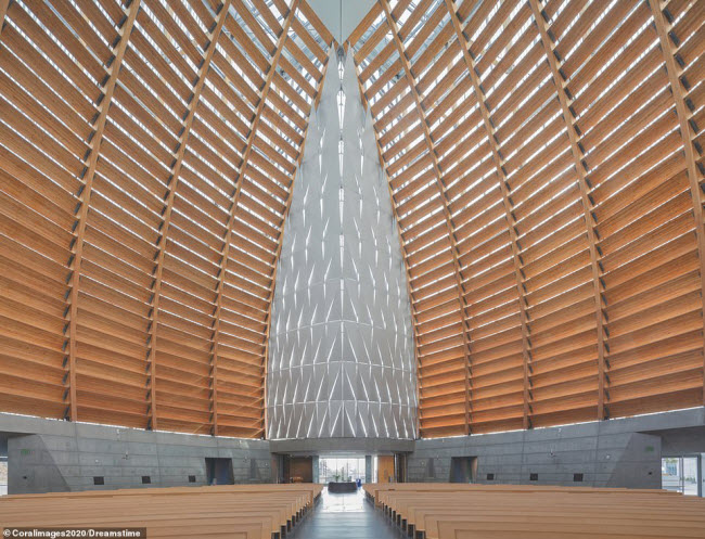 Nhà thờ chính tòa Oakland, Mỹ: Công trình được xây mới toàn bộ trong thế kỷ 21 để thay thế cho nhà thờ cũ bị phá hủy bởi một trận động đất vào năm 1989. Kiến trúc sư Craig W. Harman đã thiết kế lấy ánh sáng tự nhiên cho không gian bên trong của tòa nhà.