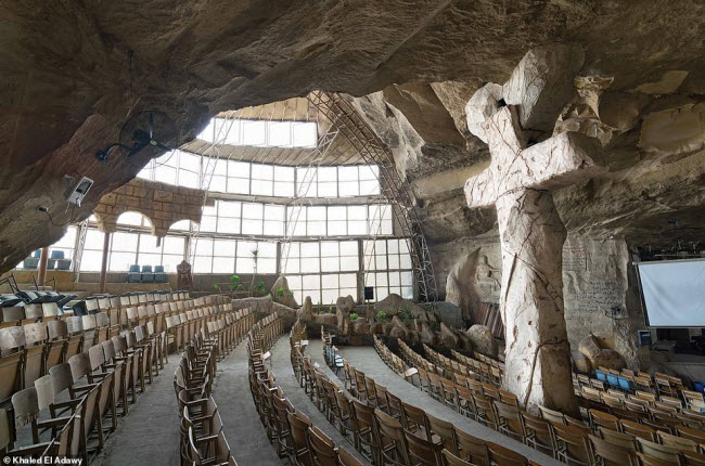 Nhà thờ Đức mẹ & Simon the Tanner, Ai Cập: Nhà thờ nằm dưới một hang động bí mật ở thành phố Cairo và chỉ được các nhà khảo cổ học phát hiện vào năm 1974. Công trình được trùng tu và mở cửa đón du khách vào năm 1991.