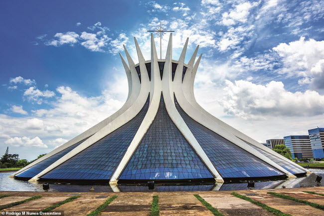 Nhà thờ Brasilia, Brazil: Nhà thờ với kiến trúc độc đáo và mang phong cách hiện đại này là sản phẩm thiết kế của kiến trúc sư tài ba Oscar Niemeyer (1907–2012). Công trình là một trong những điểm du lịch hấp dẫn nhất tại thủ đô của Brazil.