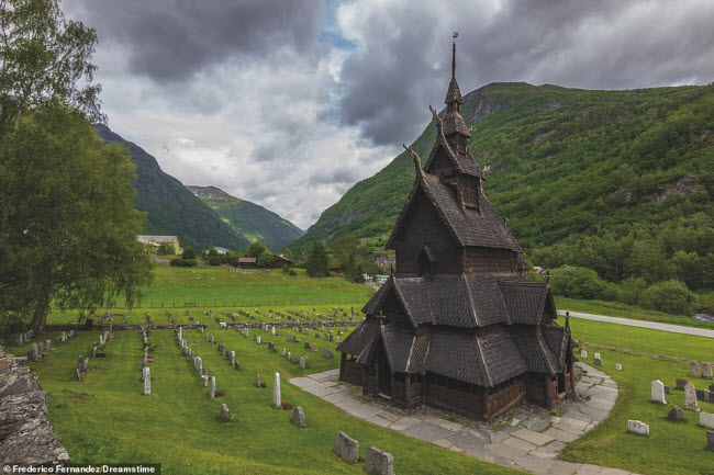 Nhà thờ gỗ Borgund, Na Uy: Hàng trăm nhà thờ gỗ như thế này được xây dựng ở Na Uy trong thế kỷ 12 và 13. Các công trình được xây dựng hoàn từ gỗ từ khung cho tới mái và tường.