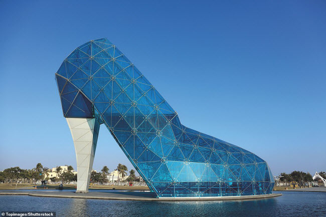 Nhà thờ hình giày cao gót: Đài Loan: Công trình cao 17m ở thị trấn Bố Đại được xây dựng bằng kết cấu bê tông và kính. Đây là tòa nhà hình giày cao gót lớn nhất trên thế giới.