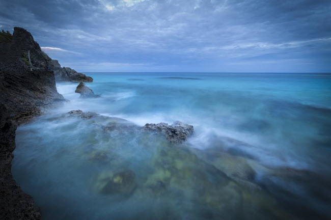 Tam giác Bermuda: Với diện tích hơn 1,3 triệu km2, khu vực biển tam giác Bermuda đã chứng kiến hơn 20 máy bay và 50 tàu mất tích mà không rõ nguyên nhân. Nhiều giả thuyết được đưa ra từ hoạt động siêu nhiên cho đến từ trường và sóng mạnh.