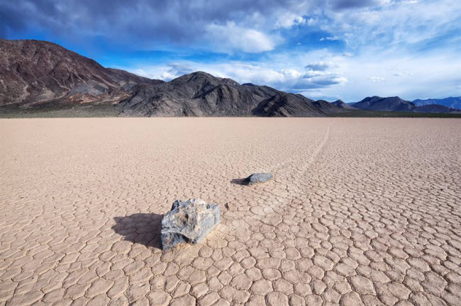 Hồ khô cạn Racetrack Playa, Mỹ: Lực từ trường bí ẩn được cho là khiến các tảng đá di chuyển trên lòng hồ cạn khô tại Thung lũng Chết ở bang California. Bí ẩn này đã được các nhà khoa học tìm ra lời giải đáp vào năm 2013. Họ phát hiện chúng được đẩy đi bởi gió khi mặt đất bị đóng băng.