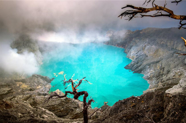 Hồ Kawah Ijen, Indonesia: Hồ có nước trong xanh, khiến bất cứ du khách nào cũng muốn xuống bơi. Nhưng đây thực chất là hồ axít lớn nhất thế giới, được hình thành trong miệng núi lửa Kawah Ijen.