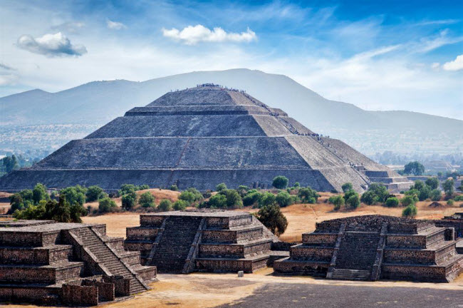 Thành phố cổ Teotihuacán, Mexico: Người xây dựng hay cư dân sinh sống tại thành phố kim tự tháp từ cách đây 1.400 năm vẫn là điều bí ẩn chưa có lời giải đáp. Khu di tích rộng khoảng 20 km2 sau đó là địa điểm hành hương của người Aztecs và họ đặt tên cho nó là Teotihuacán.