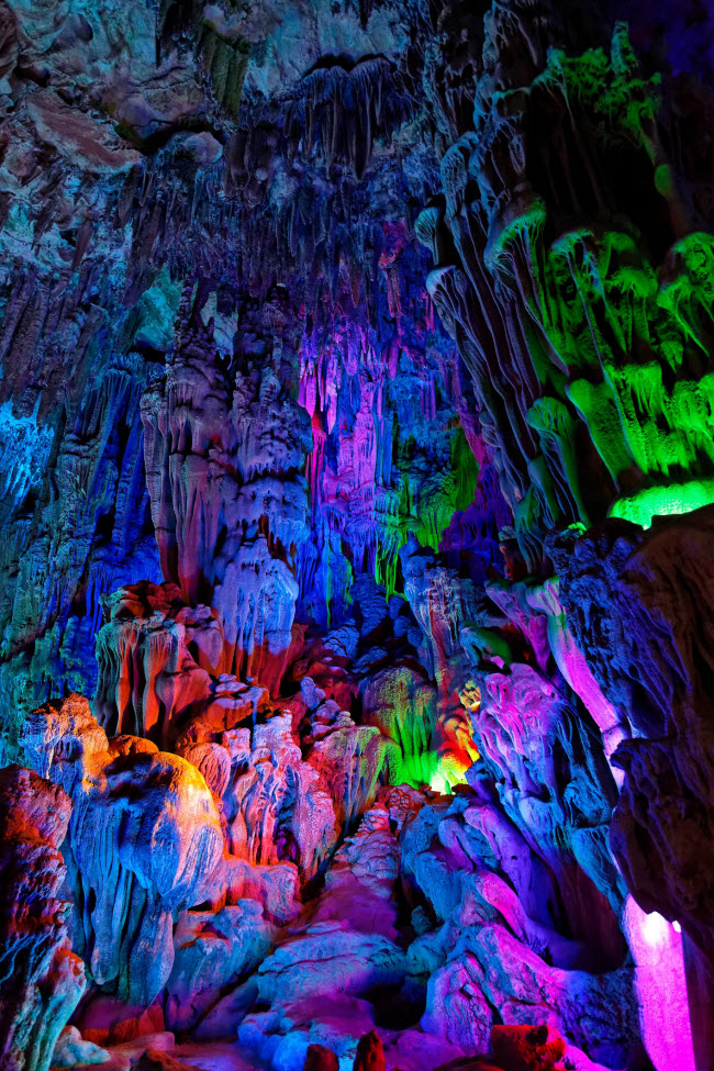 Hang Sáo Sậy, Trung Quốc: Tên của hang động ở thành phố Quế Lâm bắt nguồn từ việc người dân địa phương sử dụng sậy mọc bên ngoài hang động để làm sáo. Không gian bên trong trở nên lung linh, huyền ảo khi các măng đá và trụ đá được chiếu ánh sáng nhiều màu sắc.