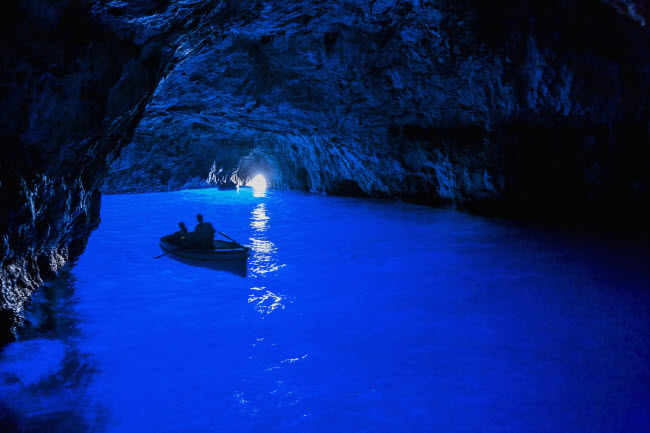 Grotta Azzurra, Italia: Nằm trên đảo Capri, hang động Grotta Azzurra có nước trong xanh huyền ảo khi được chiếu sáng tự nhiên từ bên ngoài.