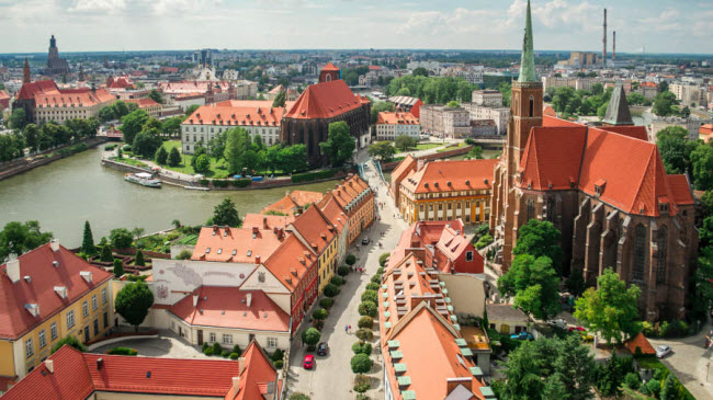 Wrocław, Ba Lan: Krakow và Warsaw là hai thành phố nổi tiếng nhất ở Ba Lan, nhưng Wrocław ấn tượng hơn với các công trình kiến trúc cổ kính mang đậm văn hóa truyền thống địa phương.