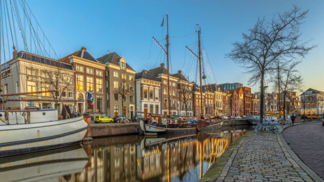 Groningen, Hà Lan: Groningen là điểm đến thay thế tuyệt vời, nếu du khách muốn tránh sự đông đúc ở thành phố Amsterdam. Nơi đây nổi tiếng với các con kênh và các tòa nhà cổ mang phong cách truyền thống của Hà Lan.