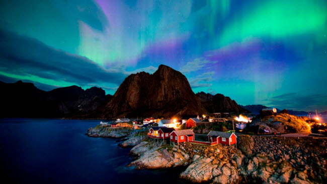 Đảo Lofoten, Na Uy: Du khách đến đảo Lofoten vào mùa đông có hội chiêm ngưỡng hiện tượng bắc cực quang huyền ảo, trong khi thời tiết ở đây mát mẻ vào mùa hè.