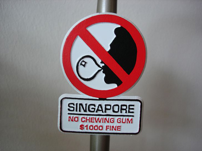 Ở Singapore, bạn sẽ bị phạt nặng nếu nhai kẹo cao su.