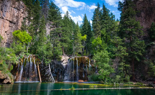 Hồ treo Colorado: Trong bức ảnh này, bạn có thể nhìn thấy rặng cây xanh tươi tốt, tuyệt đẹp của hồ treo ở Colorado.