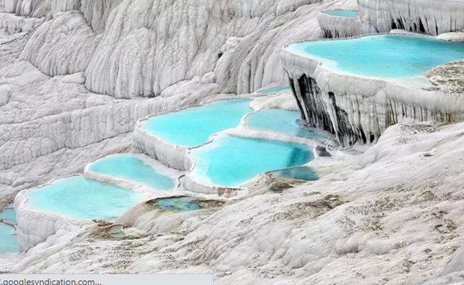 Hồ bơi nước nóng ở Pamukkale: Hồ bơi Travertine dạng ruộng bậc thang nổi tiếng ở Pamukkale, Thổ Nhĩ Kỳ.