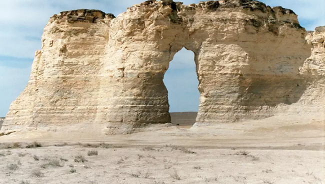 Monument Rocks ở Mỹ: Sự xói mòn đã chạm khắc nên tuyệt tác này từ nơi từng là đáy của một vùng biển nội địa rộng lớn. Monument Rocks là thắng cảnh tự nhiên quốc gia của vùng Kansas, Mỹ.