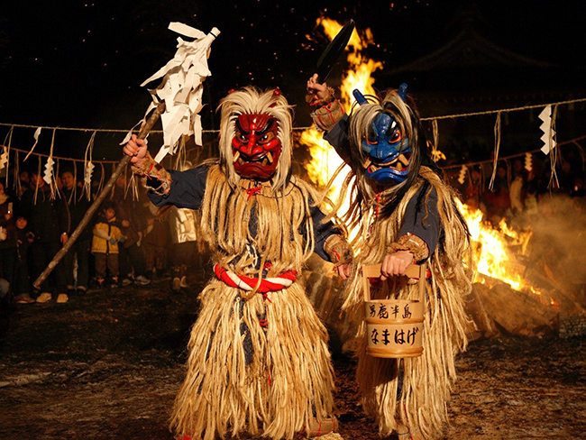 Lễ hội Sedo Namahage: Lễ hội mùa đông lớn này là sự kết hợp của truyền thống dân gian Namahage và nghi lễ thần đạo Sedo. Những ngọn lửa thiêng thắp sáng khu vực nơi biểu diễn điệu múa và trống Namahage đầy năng động.