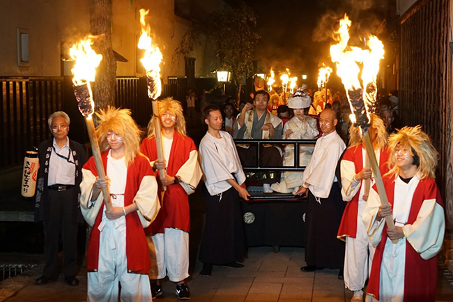 Lễ hội Hida Furukawa Kitsune: Lễ hội lửa Hida Furukawa Kitsune được tổ chức vào ban đêm mỗi năm một lần. Bất kỳ ai nhìn thấy đám rước đều có thể thực hiện một điều ước như gia đình bình an hoặc kinh doanh phát đạt...