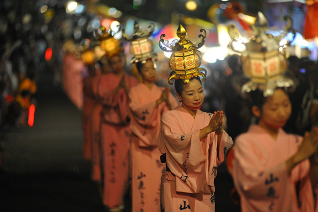 Lễ hội Yamaga Toro: Yamaga Toro Matsuri là một trong những lễ hội mùa hè đầu tiên của Kumamoto. Đây được gọi là Vũ điệu đèn lồng Yamaga và sau này nó chính là vũ hội đèn lồng nổi tiếng ngày nay.