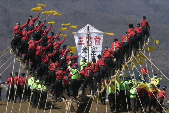 Onbashira Matsuri (Lễ hội cưỡi khúc gỗ): Lễ hội thần đạo truyền thống này đã tồn tại 1200 năm. Trong lễ hội, người ta cưỡi lên những thân cây lớn đặt ở 4 góc của khu vực đền thờ tại Suwa Grand Shrine.