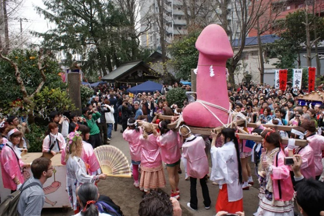 Kanamara Matsuri (Lễ hội dương vật): Được tổ chức hằng năm vào tháng 4 tại Kawasaki, Nhật Bản, lễ hội này là một truyền thống cổ xưa nhằm tôn vinh khả năng sinh sản, hôn nhân lâu dài và những đứa trẻ khỏe mạnh...
