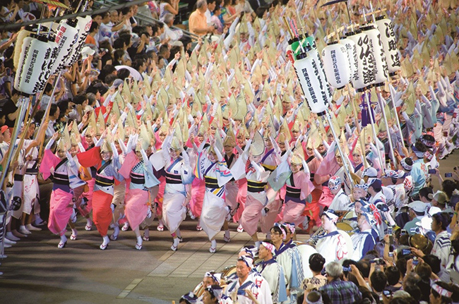 Lễ hội Tokushima Awa Odori: Đây là một lễ hội được tổ chức ở Tokushima nhưng nổi tiếng khắp Nhật Bản cũng như cả thế giới. Lễ hội này sôi động ngang với Rio Carnival,  một trong những sự kiện khiêu vũ lớn nhất trên thế giới.