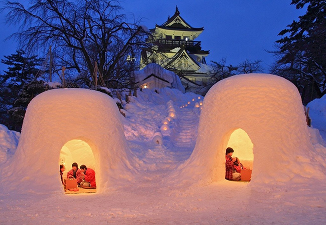 Lễ hội tuyết Yokote Kamakura: Tại lễ hội, bạn có thể vào bên trong lều tuyết và đặt tiền vào hộp lễ vật để tôn vinh vị thần nước. Khi đó, bạn có thể cầu nguyện cho ngôi nhà của bạn được an toàn, làm ăn phát đạt và mùa màng bội thu.