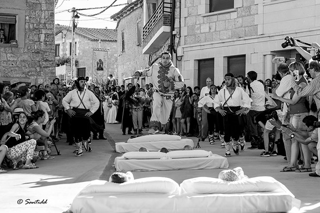 Lễ hội nhảy trẻ em ở Castrillo de Murcia, Tây Ban Nha: Mặc dù có từ thế kỷ 17, lễ hội nhảy qua trẻ em ở Tây Ban Nha vẫn là một cảnh tượng kinh hoàng trên đường phố Castrillo de Murcia trong Lễ hội Corpus Christi.