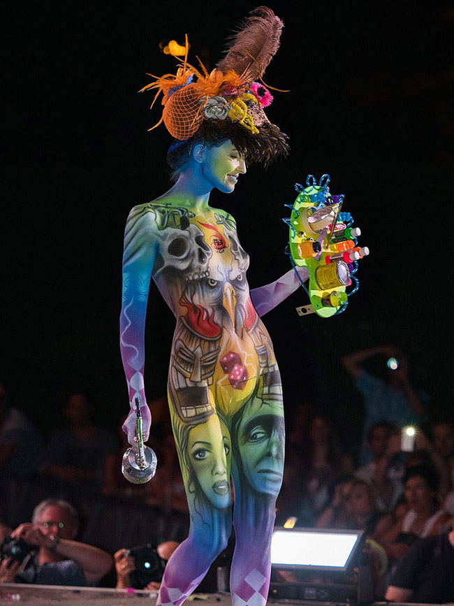 Lễ hội Bodypainting, Klagenfurt, Áo: Các chương trình biểu diễn ma thuật, DJ quốc tế và nghệ thuật thể hình tuyệt vời khiến sự kiện này trở thành một trong những lễ hội nổi bật nhất của Áo.