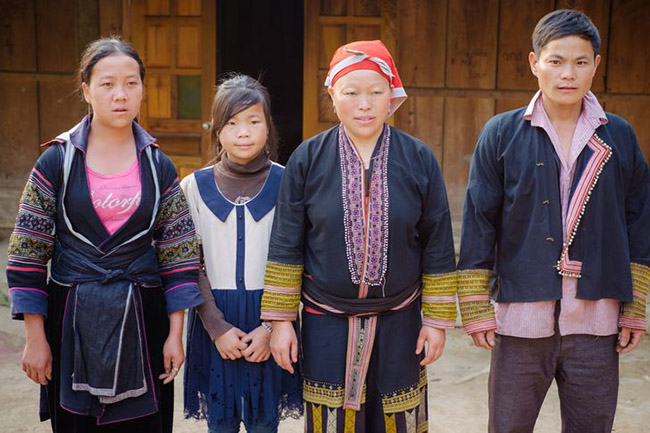 13. “Các bộ tộc Hmong và Dao sống cạnh nhau, nhưng nói các ngôn ngữ khác nhau. Họ có một cuộc sống bình thường ở vùng cao. Phụ nữ làm nghề thủ công và đàn ông trồng lúa. Các ngôi làng của họ được bao quanh bởi những sườn núi đẹp như tranh vẽ với những cánh đồng lúa ”, Dima nói.