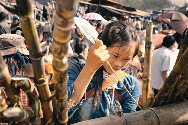 14. Mỗi tháng một lần, trong phiên chợ thứ 7 Cán Cấu, các dân tộc khác nhau sống trên núi tập trung về đây để trao đổi hàng hóa và tin tức.